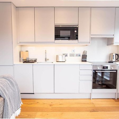 Апартаменты Two Bed Flat With Wrap Around Terrace Near Legoland, Windsor, Tube Station Слау Экстерьер фото