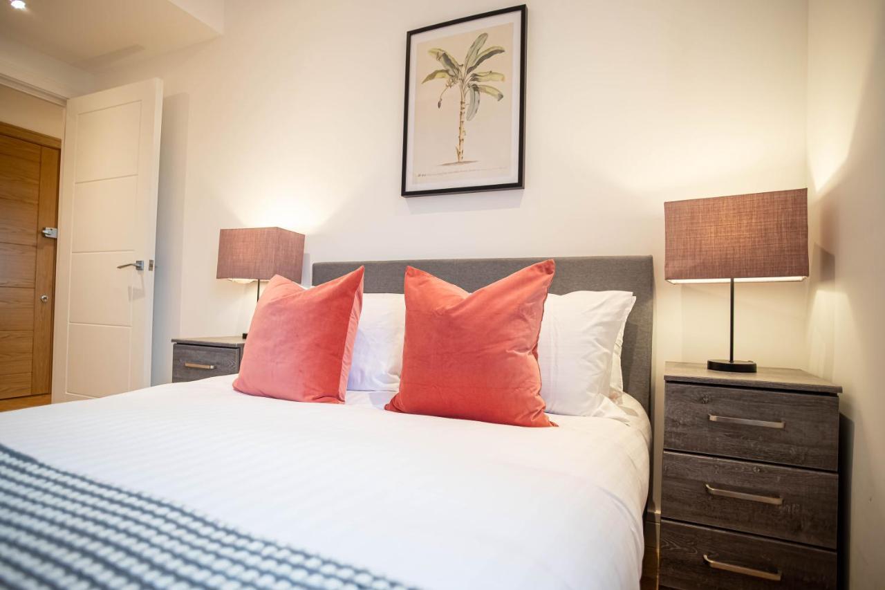 Апартаменты Two Bed Flat With Wrap Around Terrace Near Legoland, Windsor, Tube Station Слау Экстерьер фото